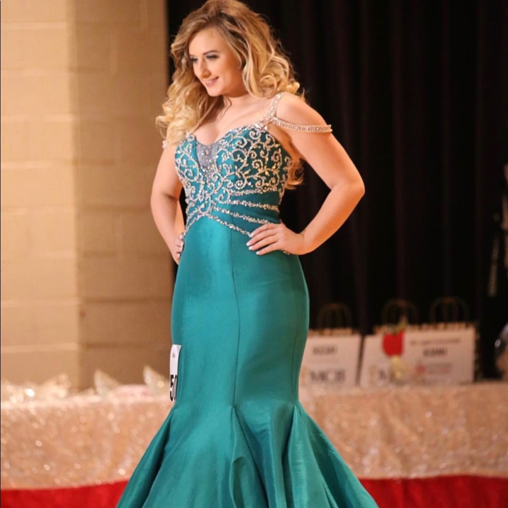 Prom/formal/homecoming/pageant dress